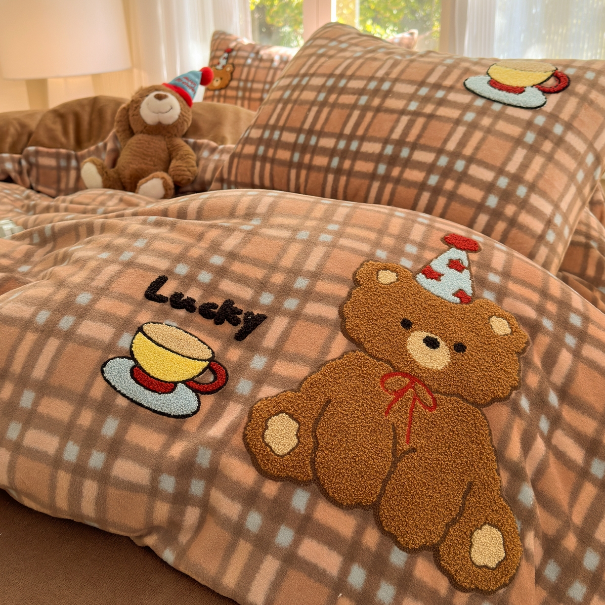 91家纺网 家纺一手货源 找家纺 寐居 2025新款大阪纯色毛巾绣牛奶绒四件套 美拉德小熊