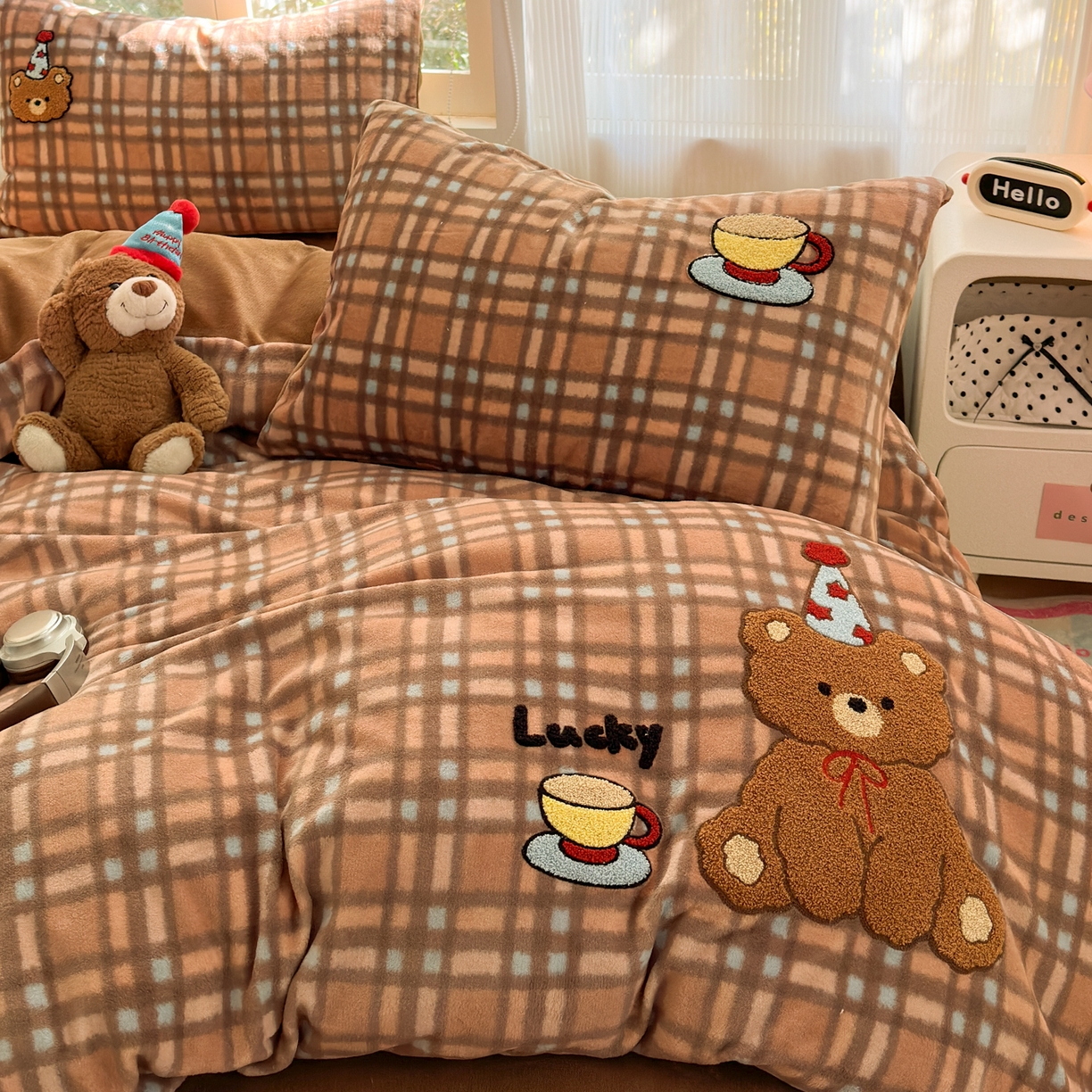 91家纺网 家纺一手货源 找家纺 寐居 2025新款大阪纯色毛巾绣牛奶绒四件套 美拉德小熊