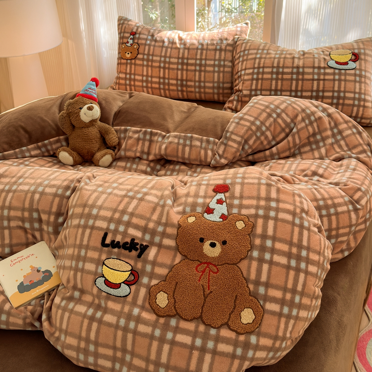 91家纺网 家纺一手货源 找家纺 寐居 2025新款大阪纯色毛巾绣牛奶绒四件套 美拉德小熊