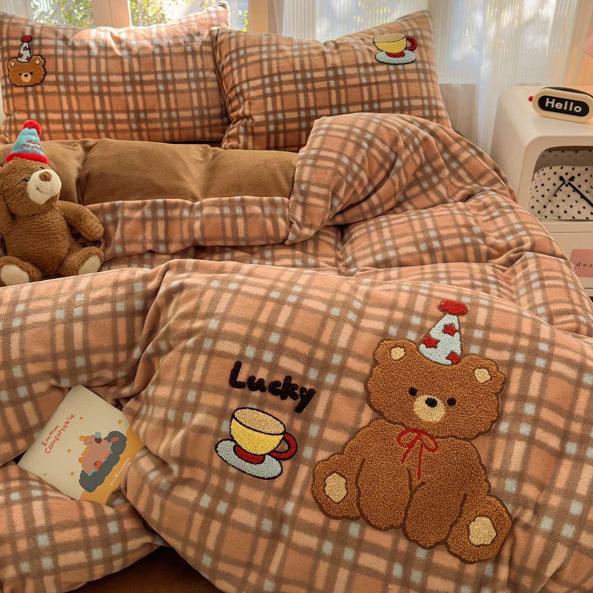 91家纺网 家纺一手货源 找家纺 寐居 2025新款大阪纯色毛巾绣牛奶绒四件套 美拉德小熊