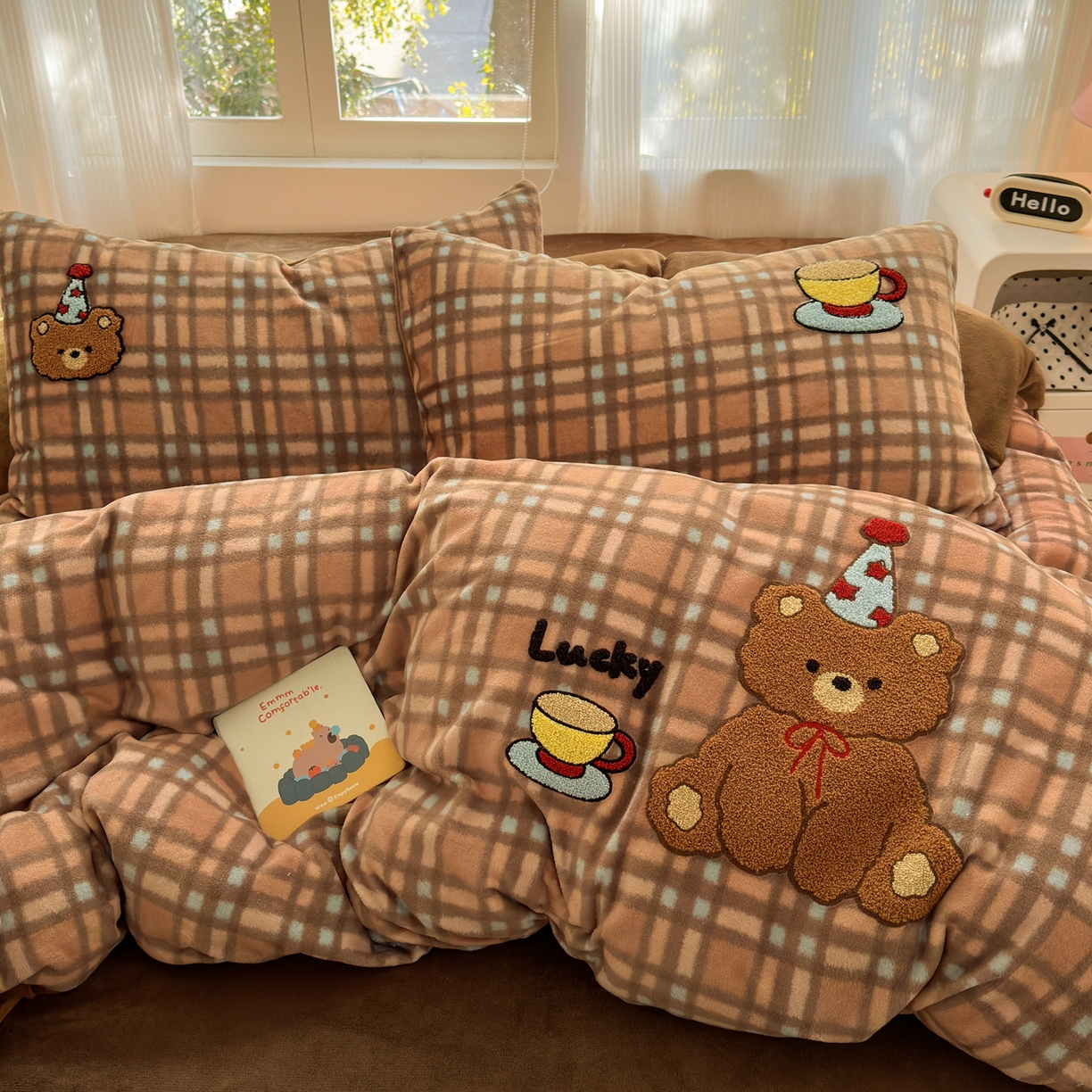 91家纺网 家纺一手货源 找家纺 寐居 2025新款大阪纯色毛巾绣牛奶绒四件套 美拉德小熊