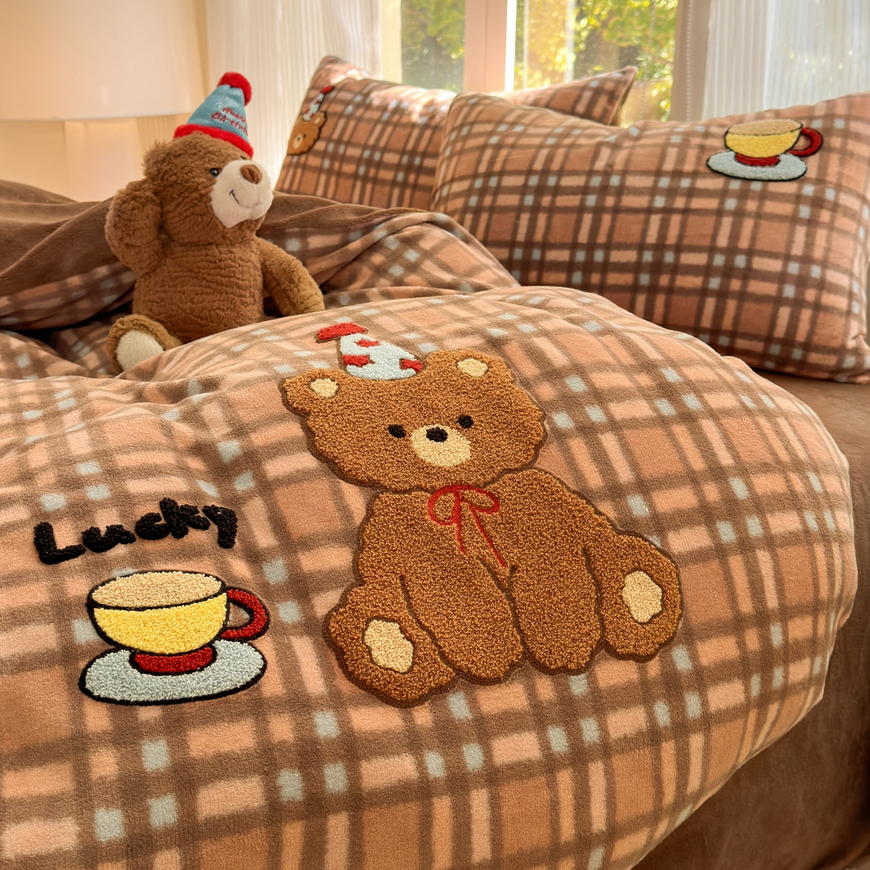 91家纺网 家纺一手货源 找家纺 寐居 2025新款大阪纯色毛巾绣牛奶绒四件套 美拉德小熊