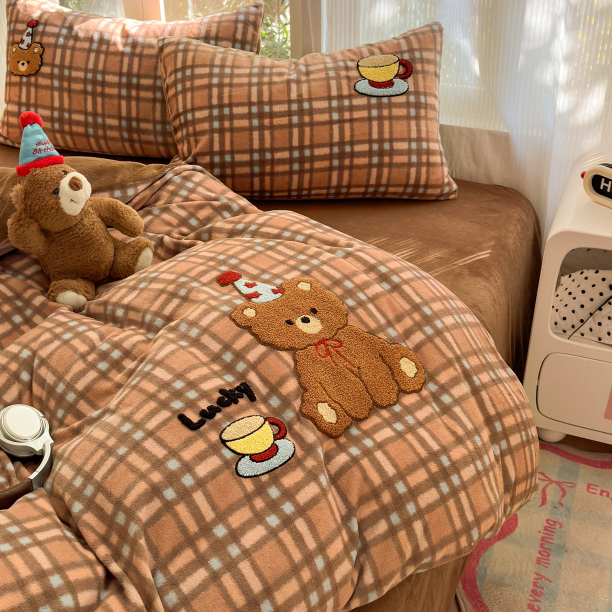 91家纺网 家纺一手货源 找家纺 寐居 2025新款大阪纯色毛巾绣牛奶绒四件套 美拉德小熊