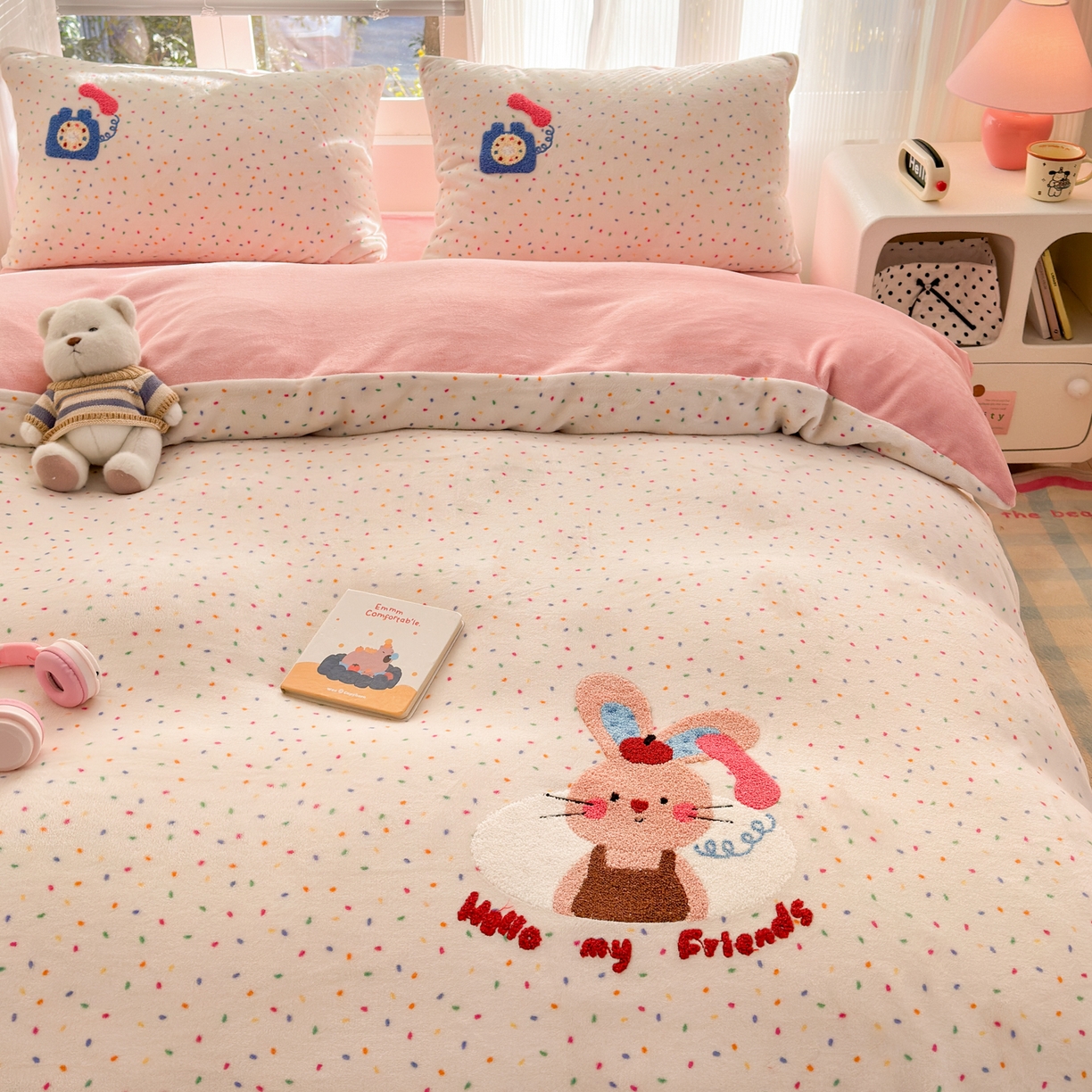 91家纺网 家纺一手货源 找家纺 寐居 2025新款大阪纯色毛巾绣牛奶绒四件套 萌兔有约