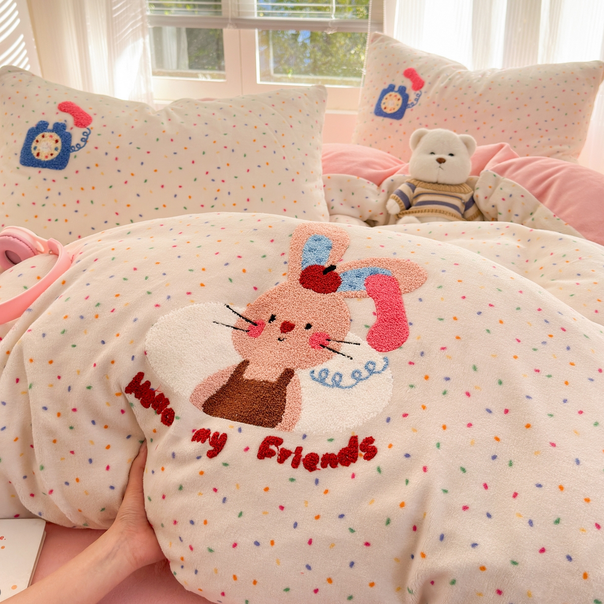 91家纺网 家纺一手货源 找家纺 寐居 2025新款大阪纯色毛巾绣牛奶绒四件套 萌兔有约