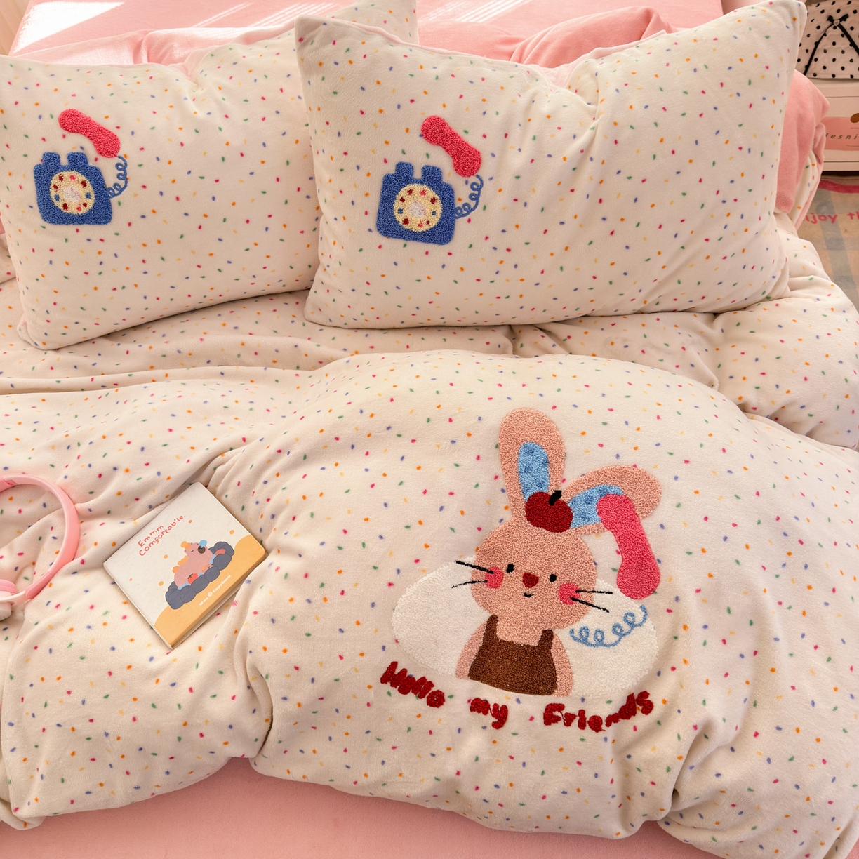 91家纺网 家纺一手货源 找家纺 寐居 2025新款大阪纯色毛巾绣牛奶绒四件套 萌兔有约