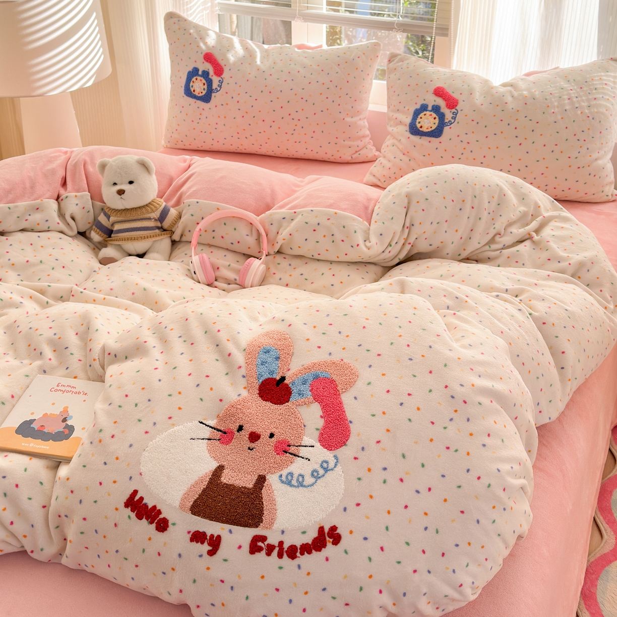 91家纺网 家纺一手货源 找家纺 寐居 2025新款大阪纯色毛巾绣牛奶绒四件套 萌兔有约