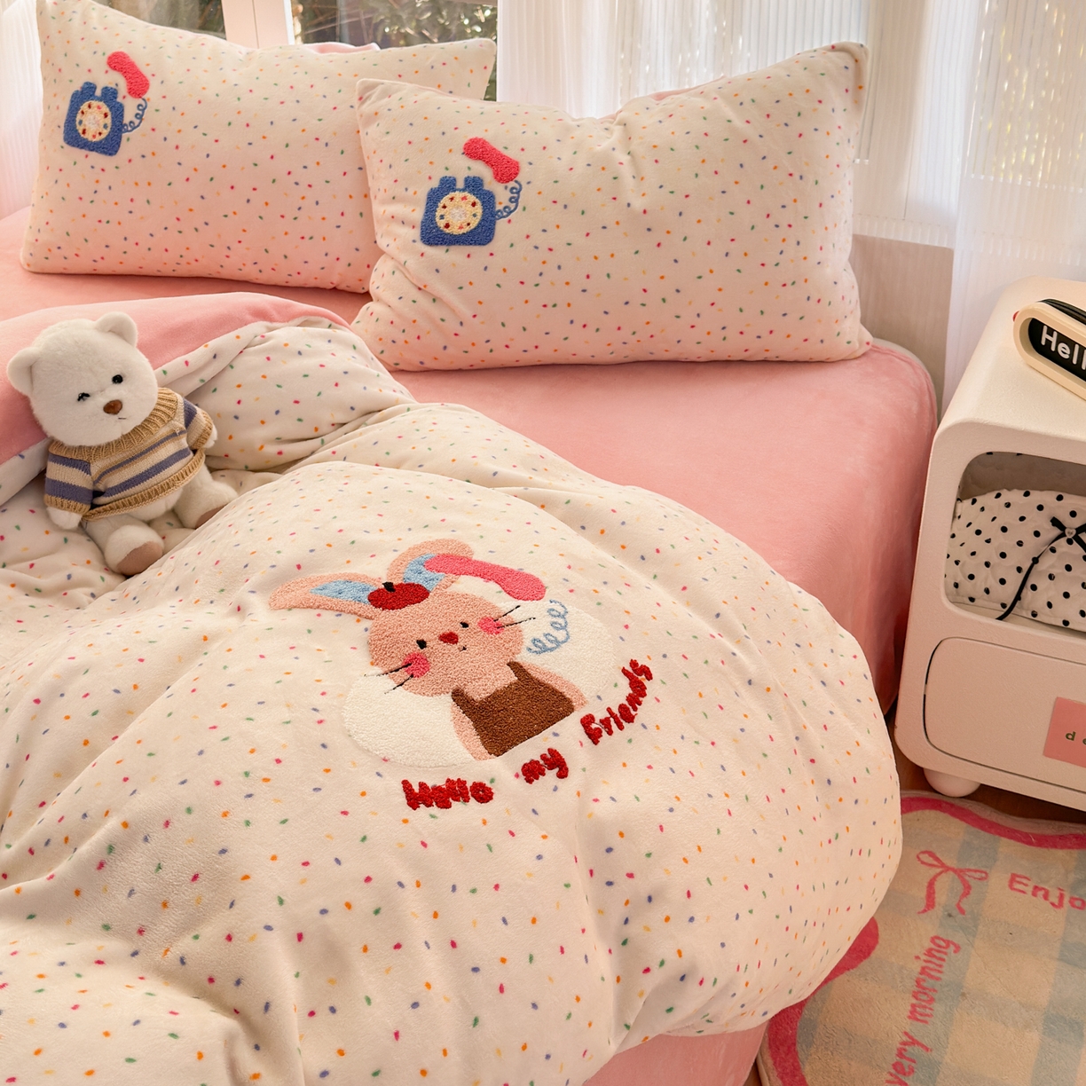 91家纺网 家纺一手货源 找家纺 寐居 2025新款大阪纯色毛巾绣牛奶绒四件套 萌兔有约