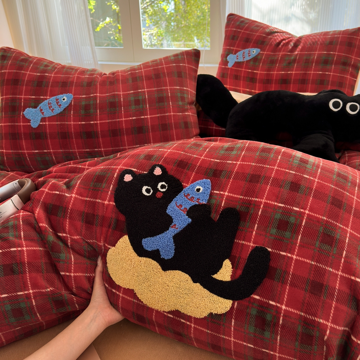 91家纺网 家纺一手货源 找家纺 寐居 2025新款大阪纯色毛巾绣牛奶绒四件套 年年有鱼