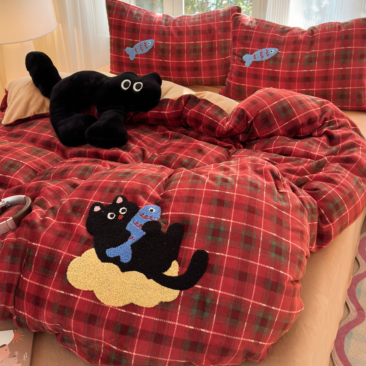 91家纺网 家纺一手货源 找家纺 寐居 2025新款大阪纯色毛巾绣牛奶绒四件套 年年有鱼