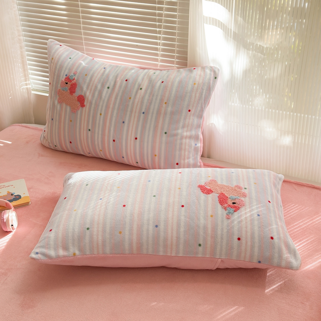 91家纺网 家纺一手货源 找家纺 寐居 2025新款大阪纯色毛巾绣牛奶绒四件套 甜心小骑