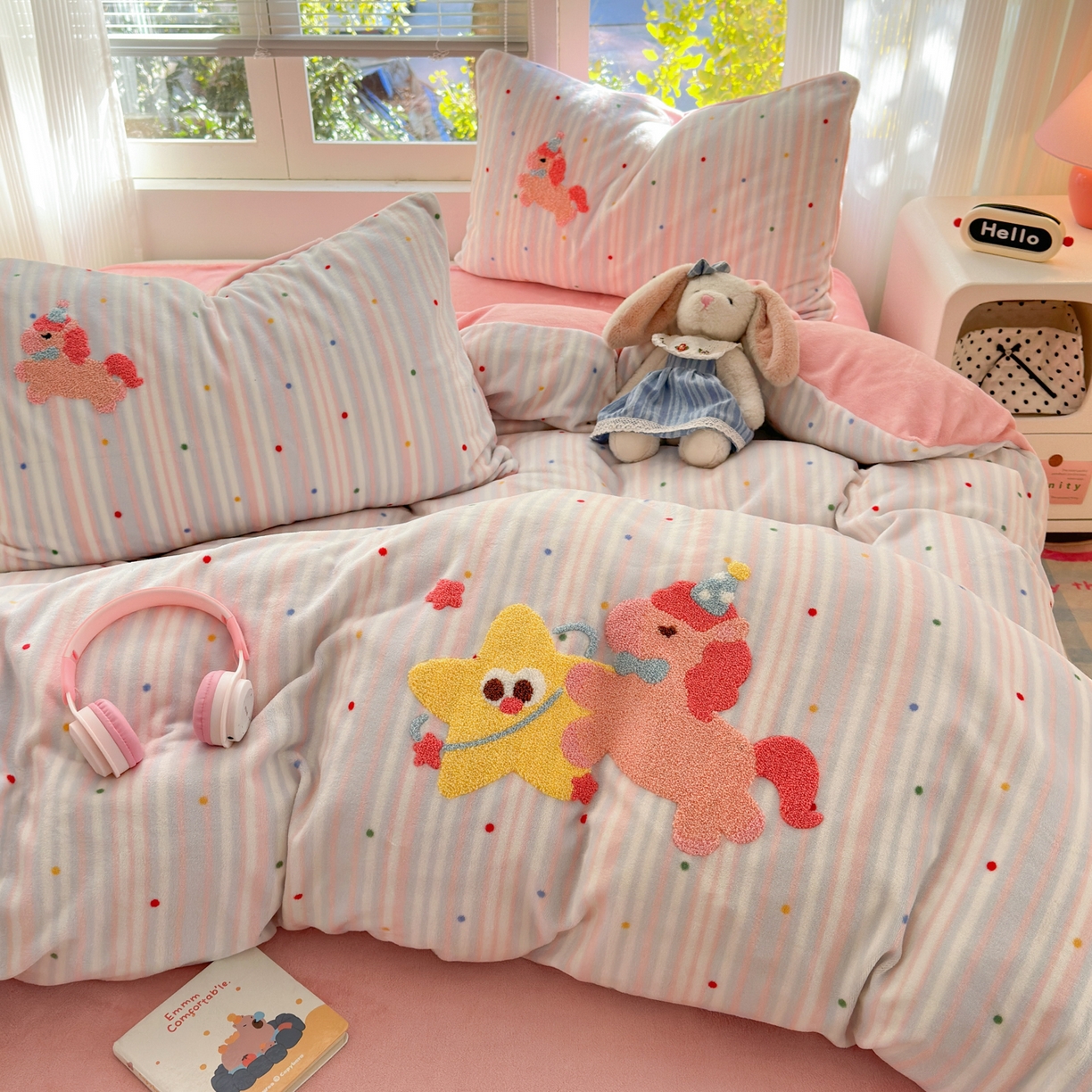 91家纺网 家纺一手货源 找家纺 寐居 2025新款大阪纯色毛巾绣牛奶绒四件套 甜心小骑