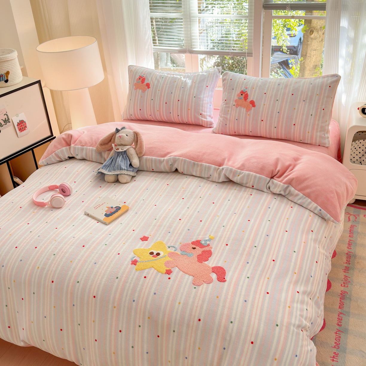 91家纺网 家纺一手货源 找家纺 寐居 2025新款大阪纯色毛巾绣牛奶绒四件套 甜心小骑