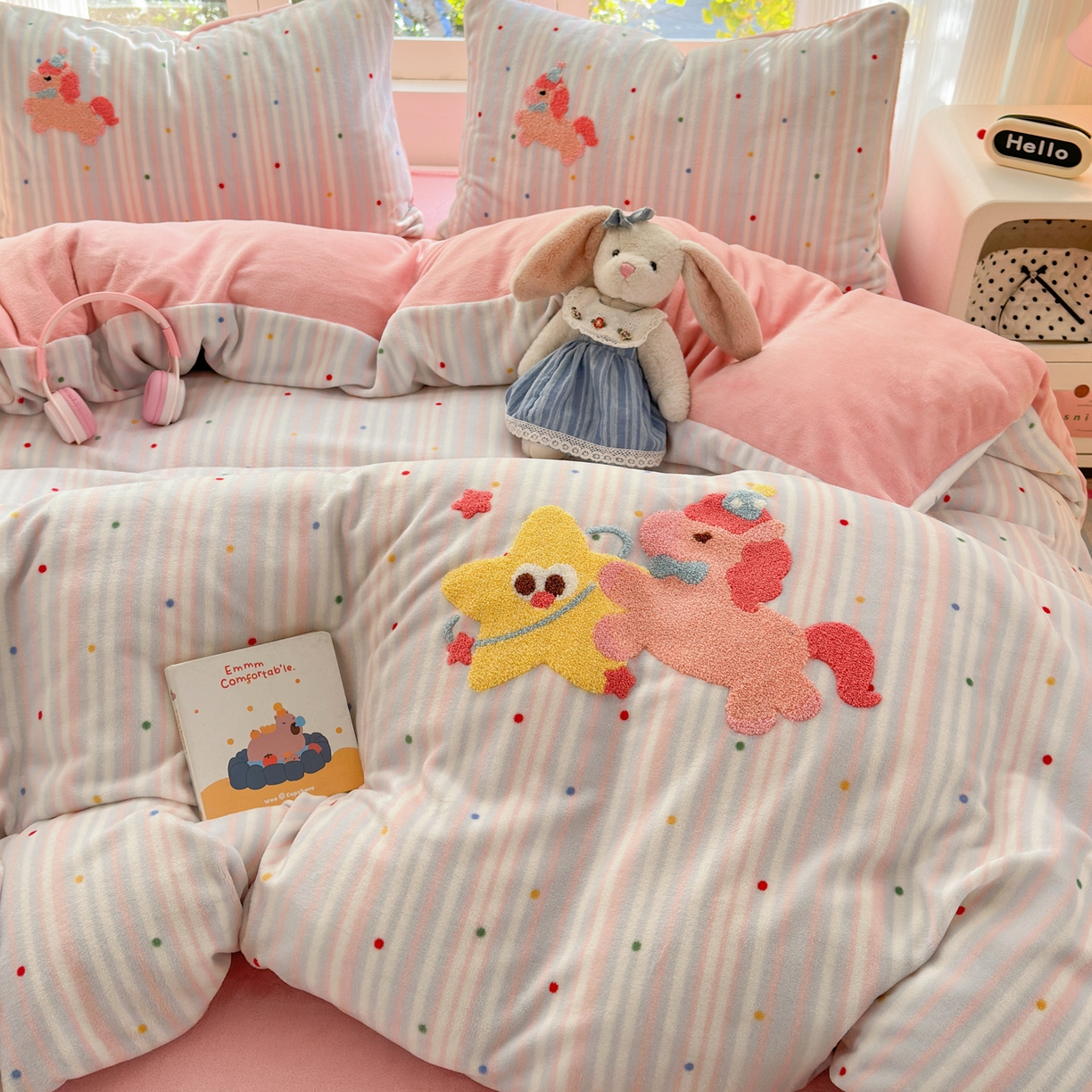 91家纺网 家纺一手货源 找家纺 寐居 2025新款大阪纯色毛巾绣牛奶绒四件套 甜心小骑