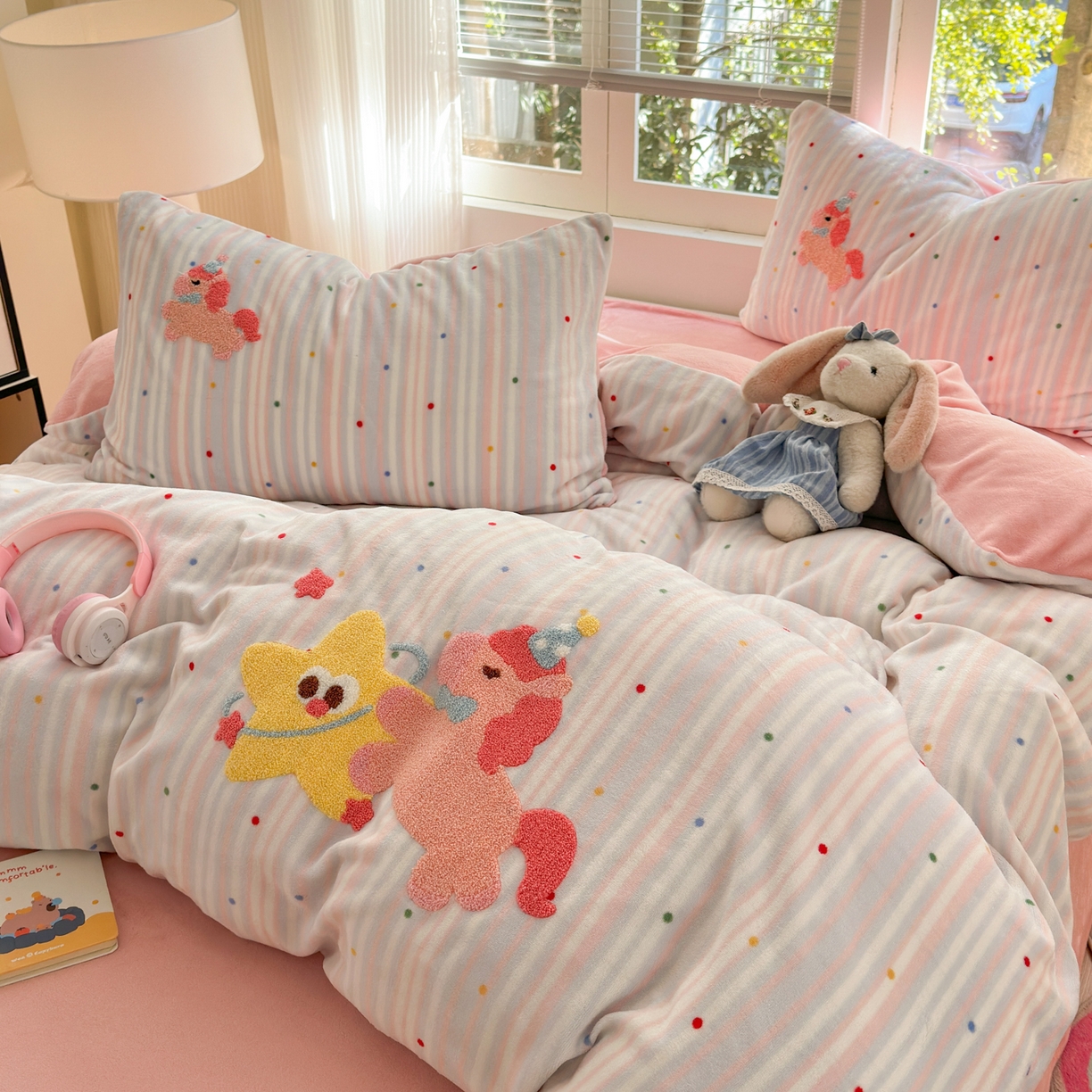 91家纺网 家纺一手货源 找家纺 寐居 2025新款大阪纯色毛巾绣牛奶绒四件套 甜心小骑