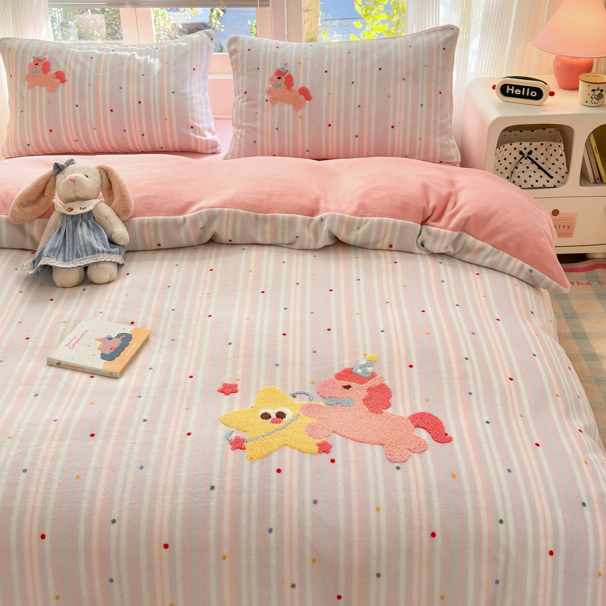 91家纺网 家纺一手货源 找家纺 寐居 2025新款大阪纯色毛巾绣牛奶绒四件套 甜心小骑