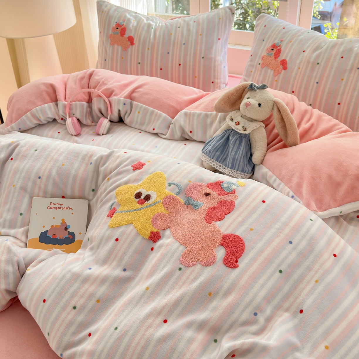 91家纺网 家纺一手货源 找家纺 寐居 2025新款大阪纯色毛巾绣牛奶绒四件套 甜心小骑