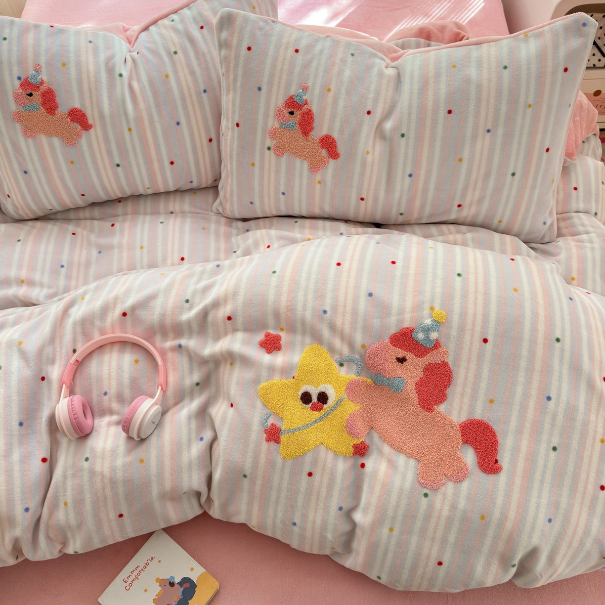 91家纺网 家纺一手货源 找家纺 寐居 2025新款大阪纯色毛巾绣牛奶绒四件套 甜心小骑