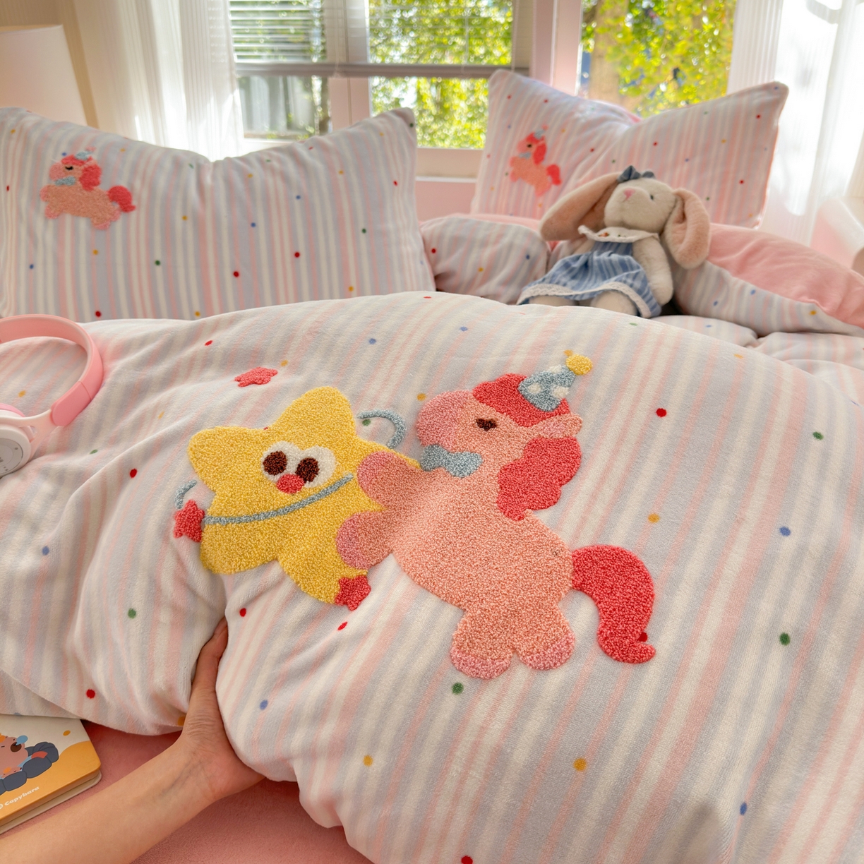 91家纺网 家纺一手货源 找家纺 寐居 2025新款大阪纯色毛巾绣牛奶绒四件套 甜心小骑