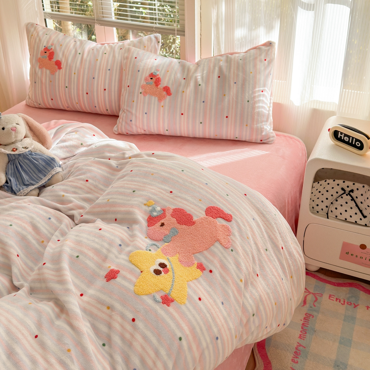 91家纺网 家纺一手货源 找家纺 寐居 2025新款大阪纯色毛巾绣牛奶绒四件套 甜心小骑