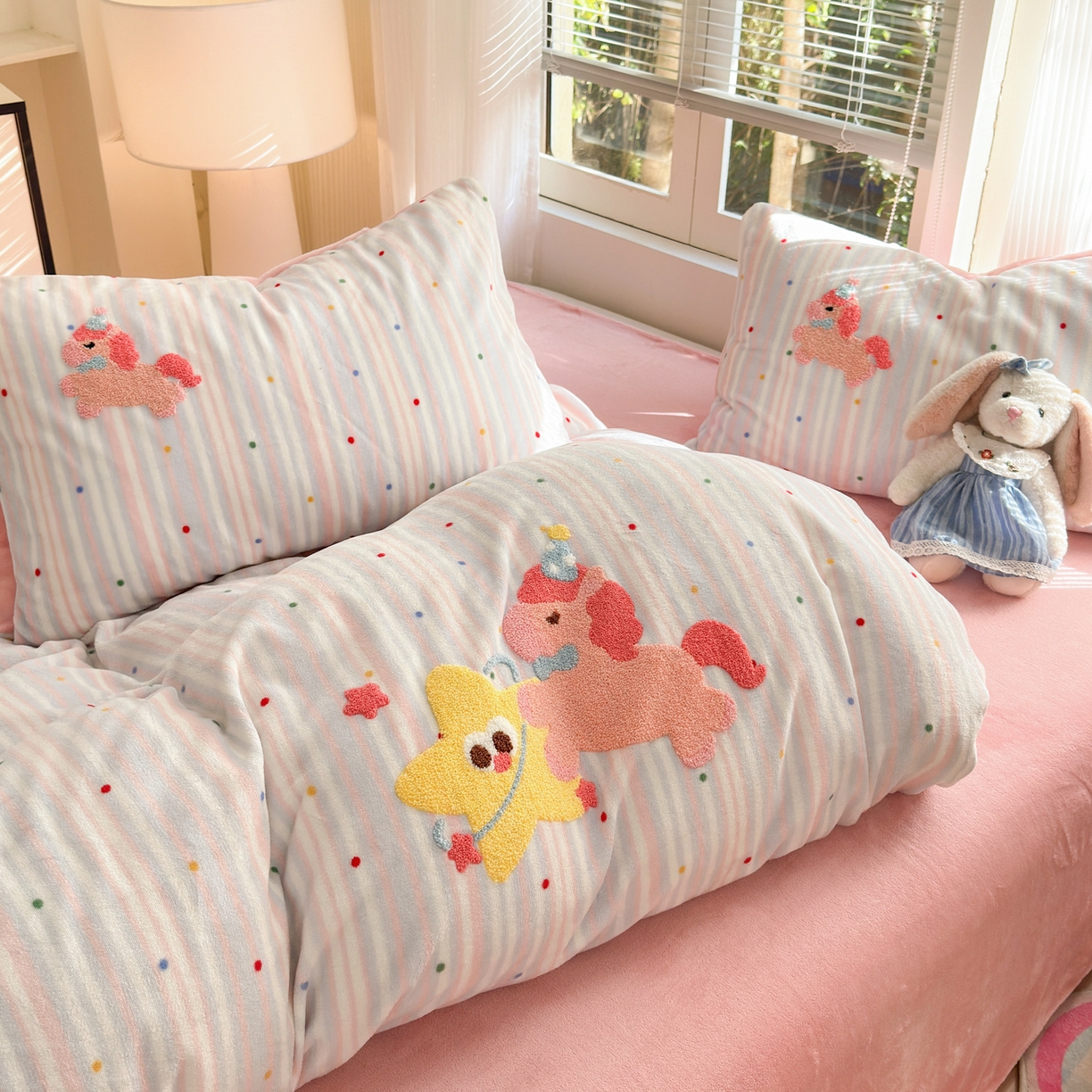 91家纺网 家纺一手货源 找家纺 寐居 2025新款大阪纯色毛巾绣牛奶绒四件套 甜心小骑