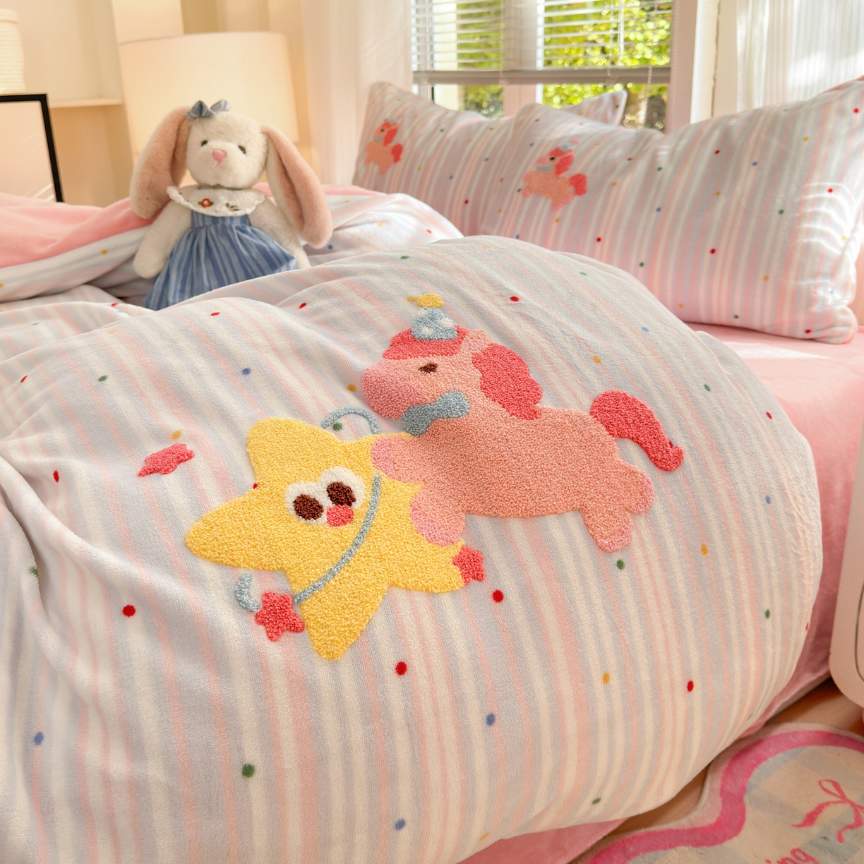 91家纺网 家纺一手货源 找家纺 寐居 2025新款大阪纯色毛巾绣牛奶绒四件套 甜心小骑