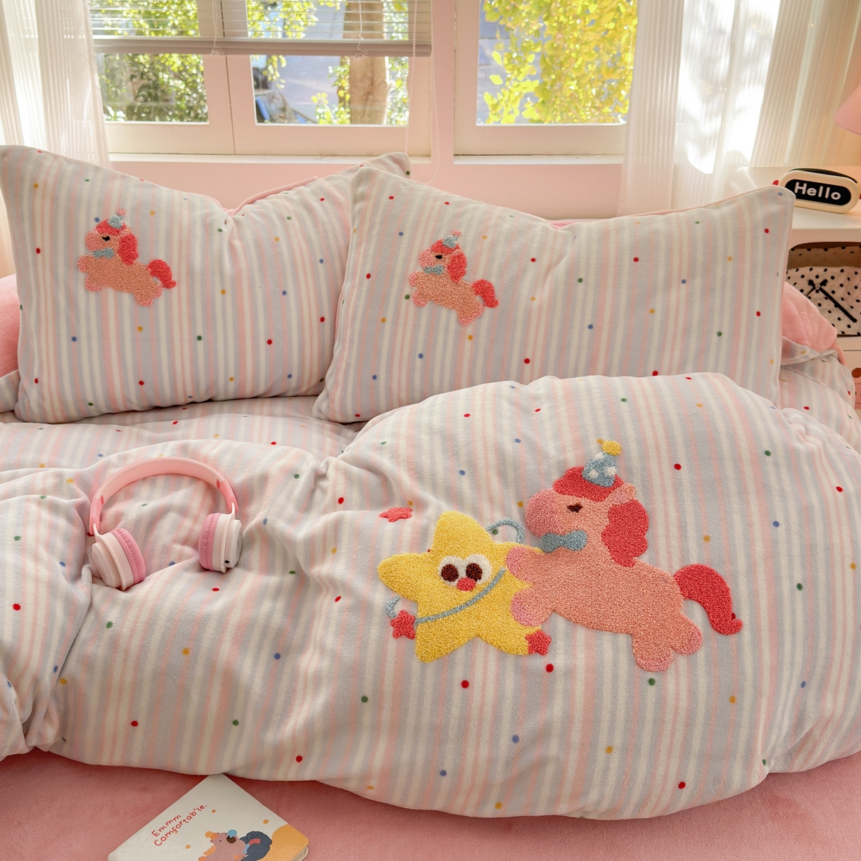 91家纺网 家纺一手货源 找家纺 寐居 2025新款大阪纯色毛巾绣牛奶绒四件套 甜心小骑