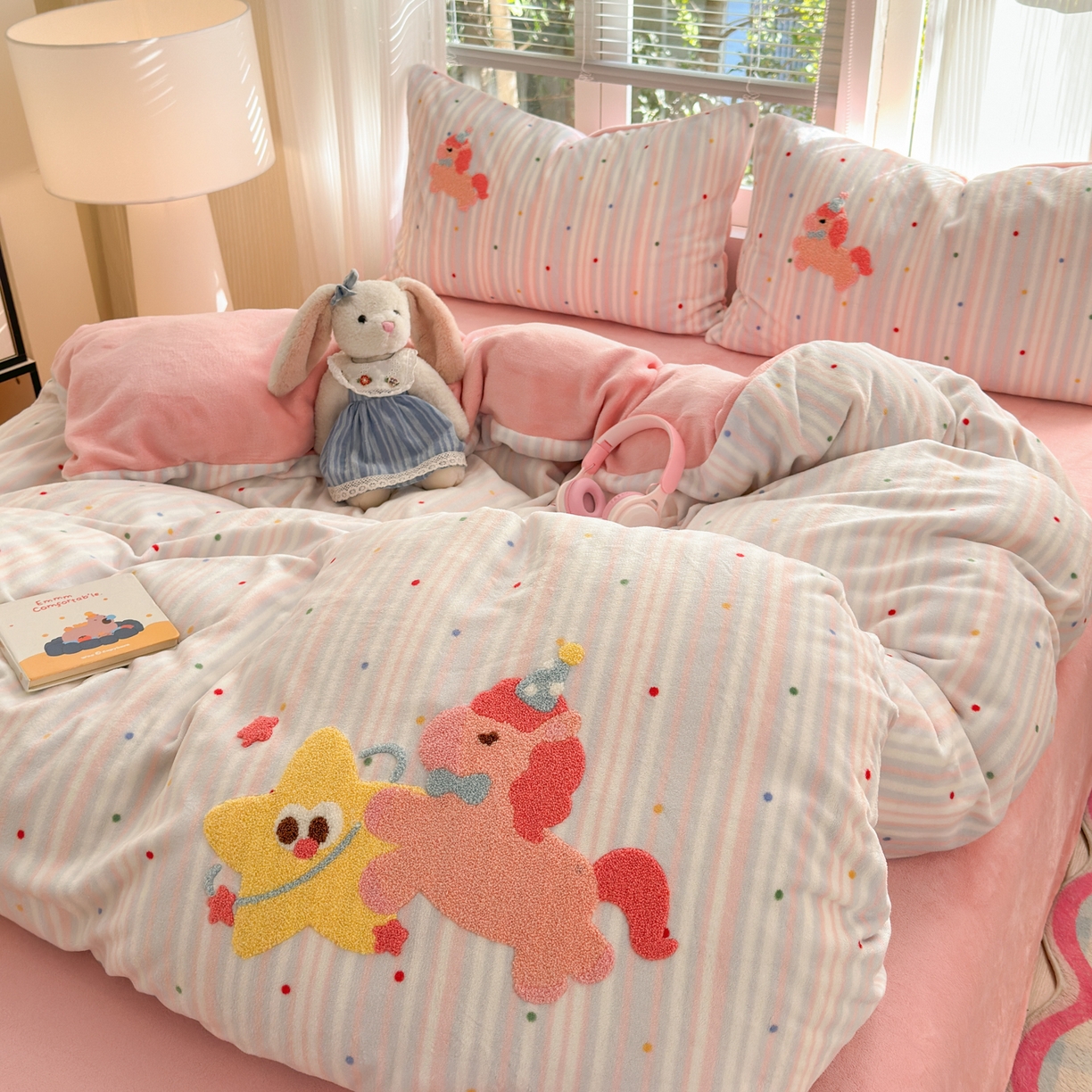 91家纺网 家纺一手货源 找家纺 寐居 2025新款大阪纯色毛巾绣牛奶绒四件套 甜心小骑