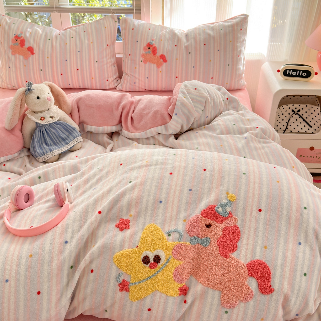 91家纺网 家纺一手货源 找家纺 寐居 2025新款大阪纯色毛巾绣牛奶绒四件套 甜心小骑