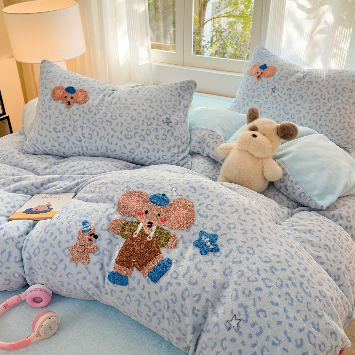 91家纺网 家纺一手货源 找家纺 寐居 2025新款大阪纯色毛巾绣牛奶绒四件套 星伴小象