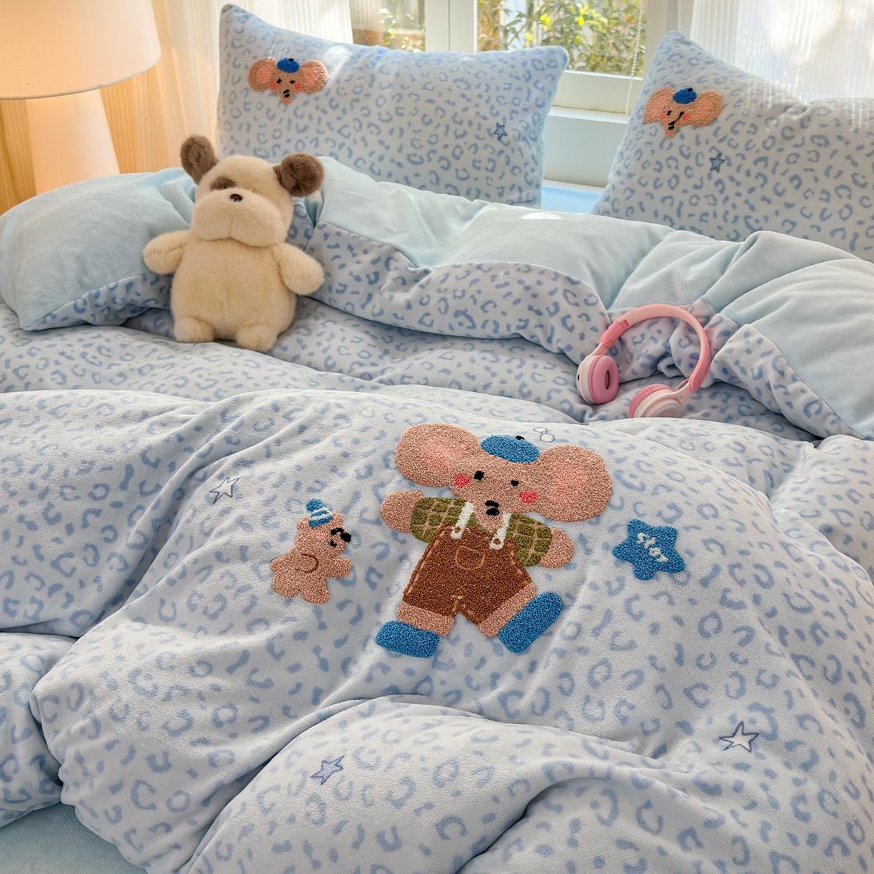 91家纺网 家纺一手货源 找家纺 寐居 2025新款大阪纯色毛巾绣牛奶绒四件套 星伴小象