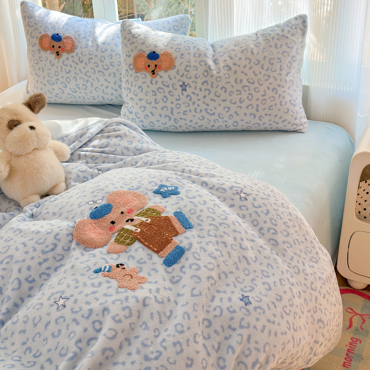 91家纺网 家纺一手货源 找家纺 寐居 2025新款大阪纯色毛巾绣牛奶绒四件套 星伴小象