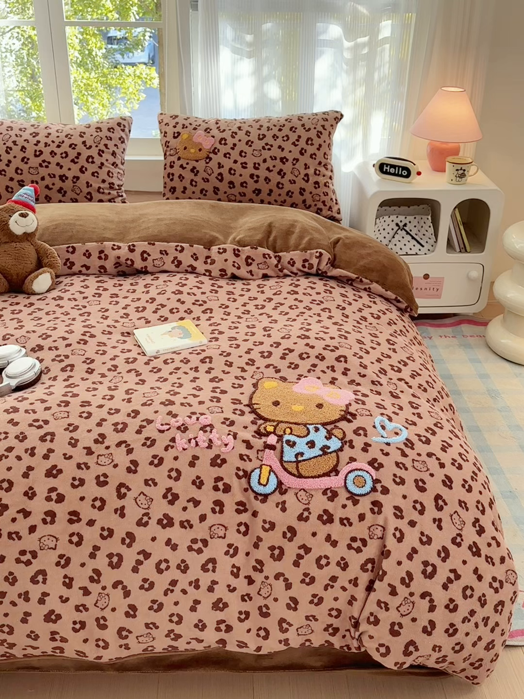 91家纺网 家纺一手货源 找家纺 寐居 2025新款大阪纯色毛巾绣牛奶绒四件套 滑板猫猫