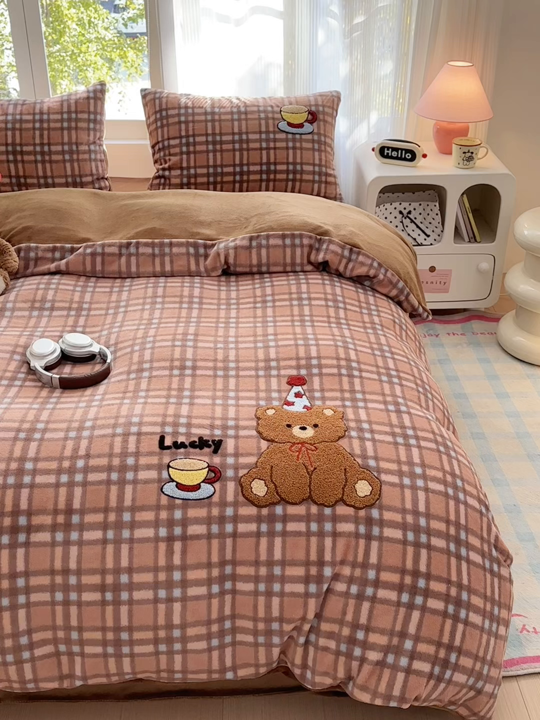 91家纺网 家纺一手货源 找家纺 寐居 2025新款大阪纯色毛巾绣牛奶绒四件套 美拉德小熊