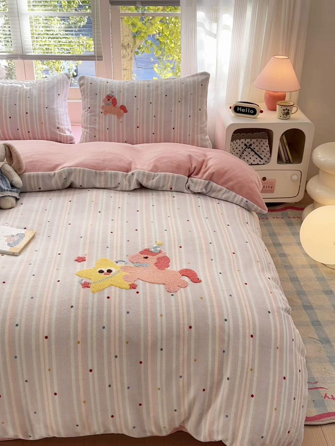 91家纺网 家纺一手货源 找家纺 寐居 2025新款大阪纯色毛巾绣牛奶绒四件套 甜心小骑