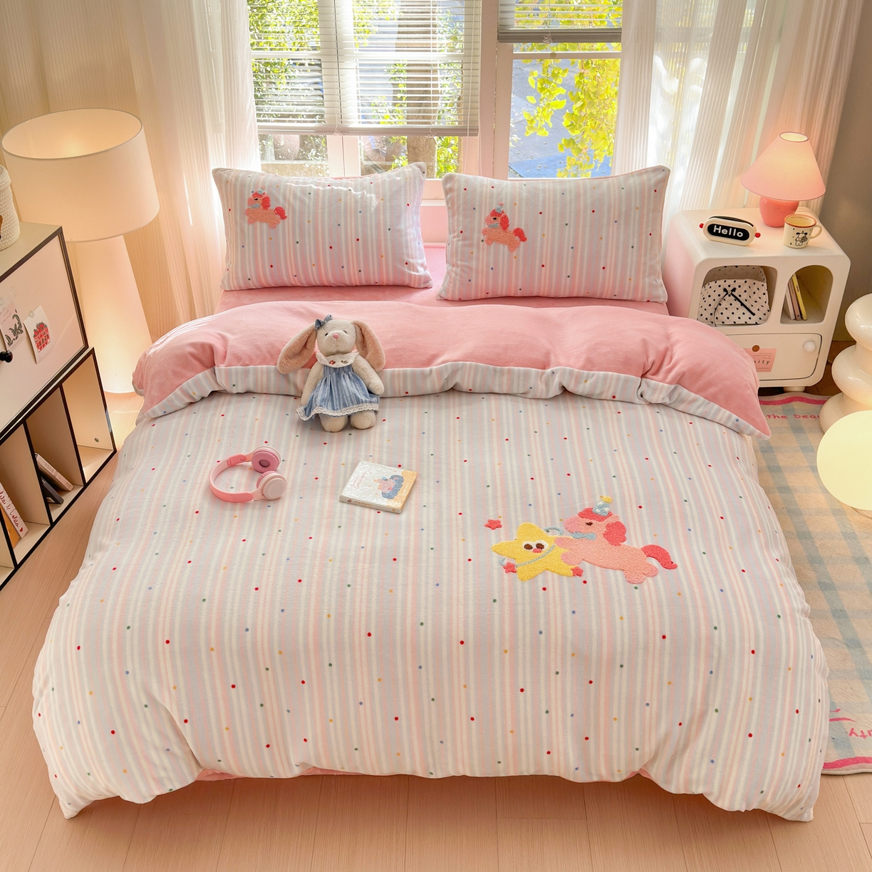 91家纺网 家纺一手货源 找家纺 寐居 2025新款大阪纯色毛巾绣牛奶绒四件套 甜心小骑