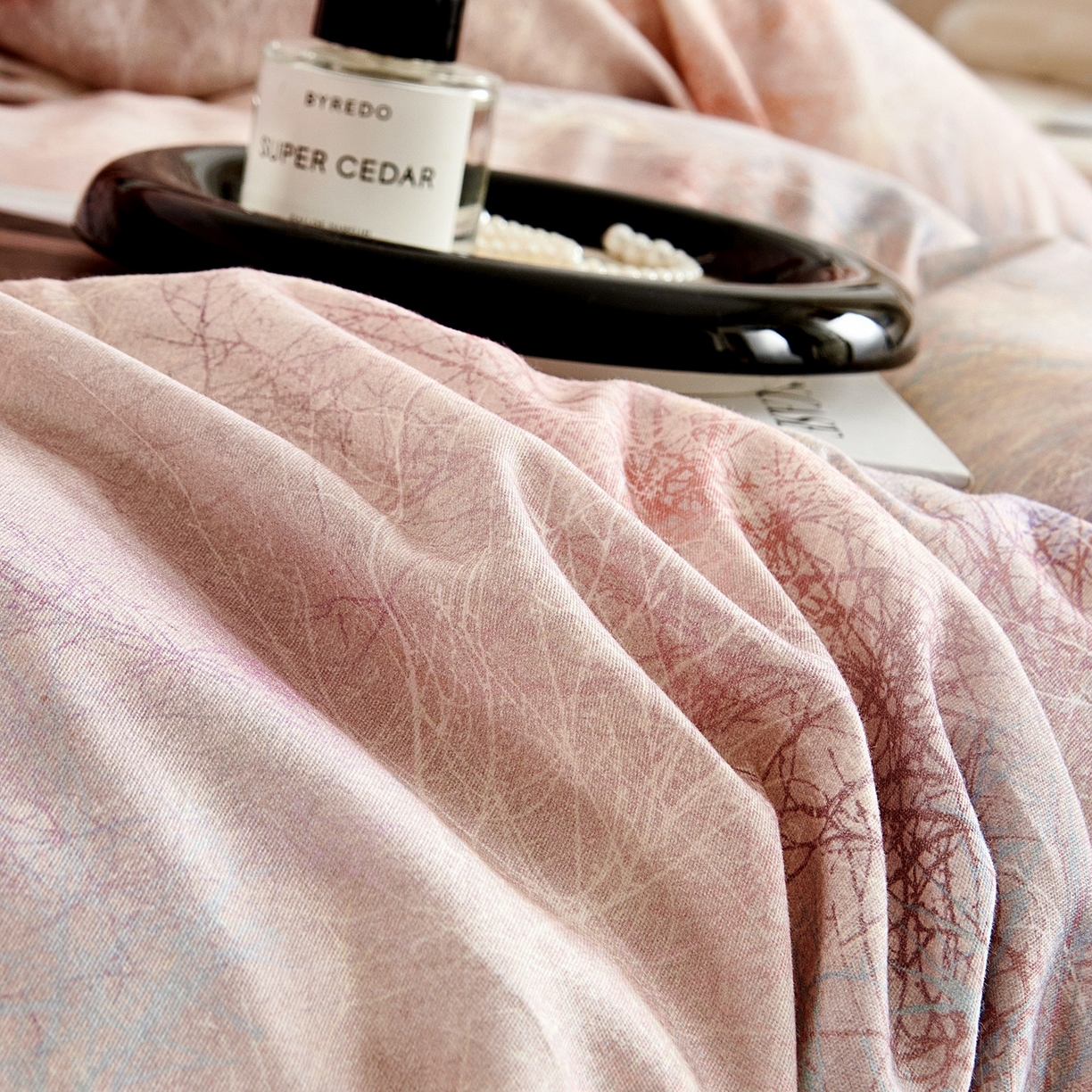 91家纺网 家纺一手货源 找家纺 芙绣家纺 2025新款全棉纯棉磨毛内合简单款四件套 墨花茶-桔