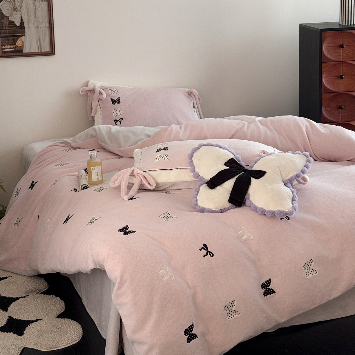 91家纺网 家纺一手货源 找家纺 （总）极简 2025新款牛奶绒刺绣款四件套-蝴蝶花园（标准尺寸会员减20）