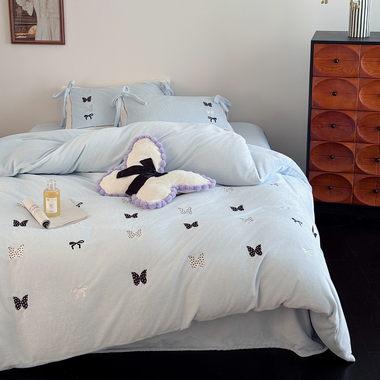 91家纺网 家纺一手货源 找家纺 极简 2025新款牛奶绒刺绣款四件套-蝴蝶花园（标准尺寸会员减20） 蝴蝶花园-蓝