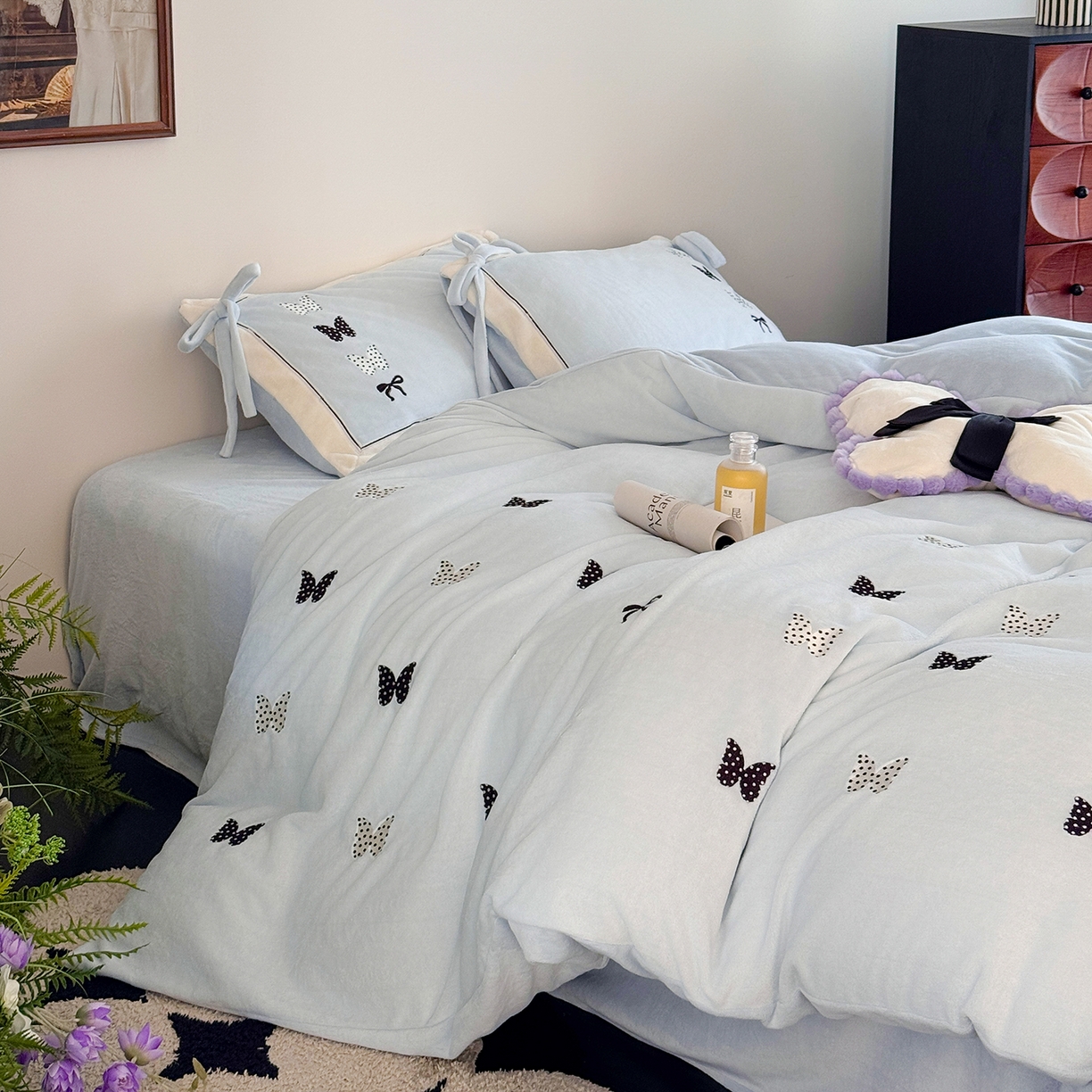 91家纺网 家纺一手货源 找家纺 极简 2025新款牛奶绒刺绣款四件套-蝴蝶花园（标准尺寸会员减20） 蝴蝶花园-蓝