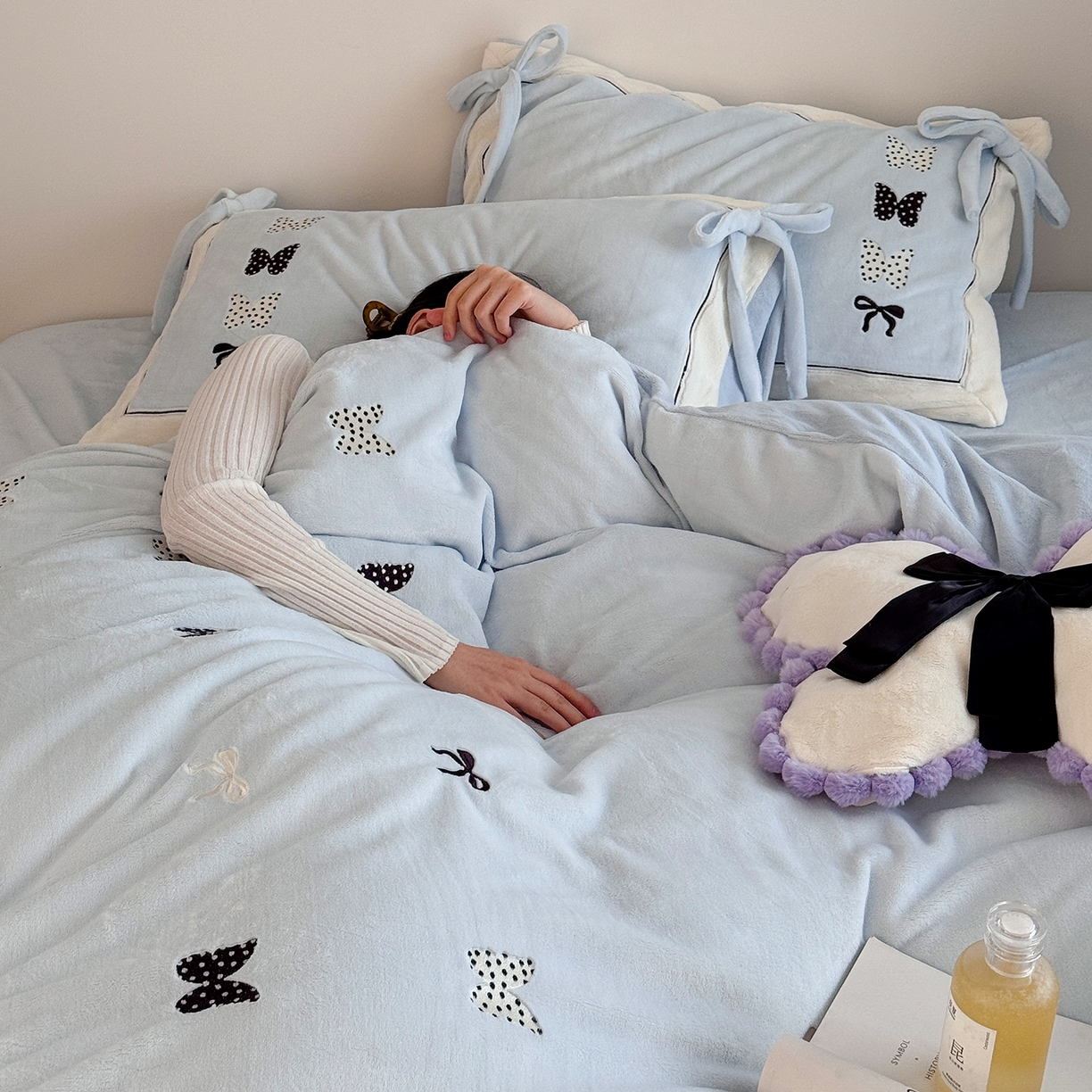 91家纺网 家纺一手货源 找家纺 极简 2025新款牛奶绒刺绣款四件套-蝴蝶花园（标准尺寸会员减20） 蝴蝶花园-蓝