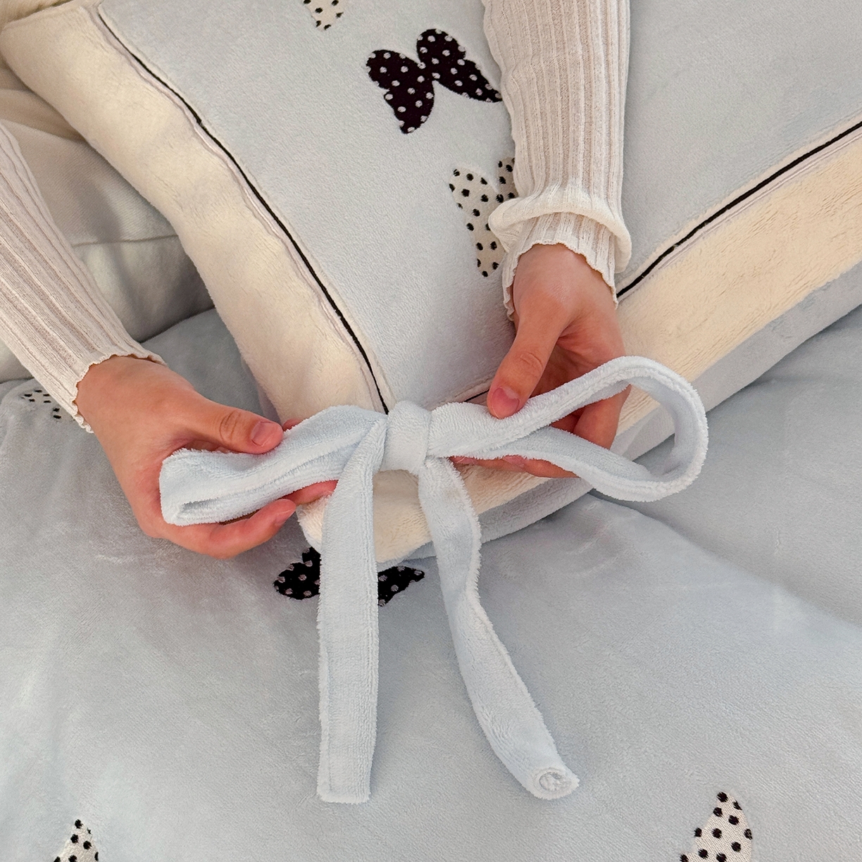 91家纺网 家纺一手货源 找家纺 极简 2025新款牛奶绒刺绣款四件套-蝴蝶花园（标准尺寸会员减20） 蝴蝶花园-蓝