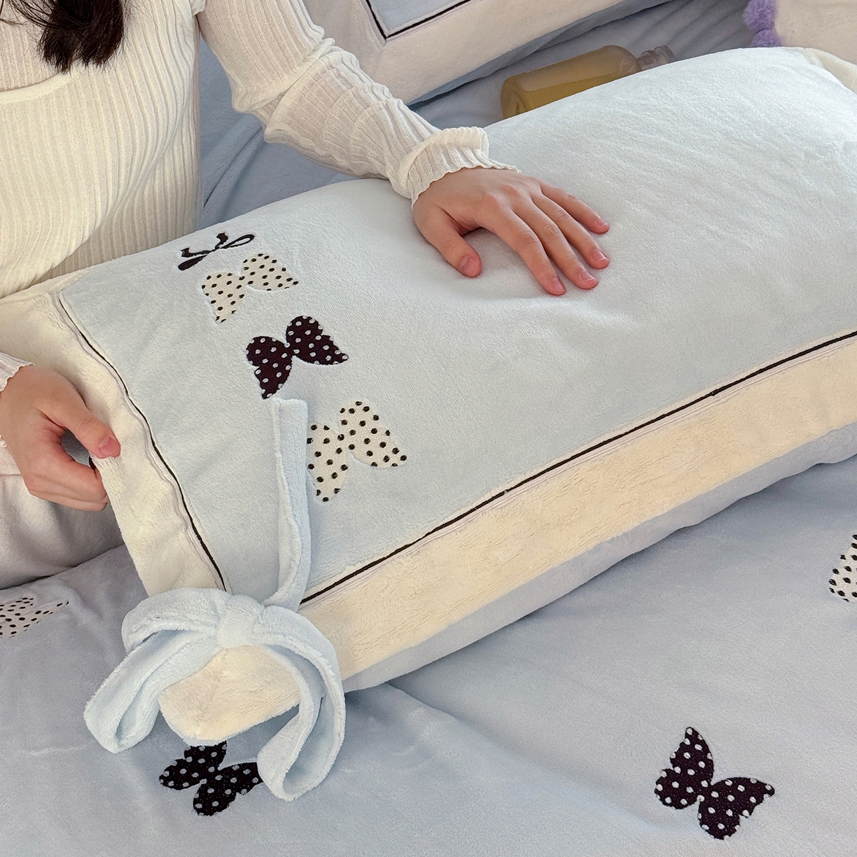 91家纺网 家纺一手货源 找家纺 极简 2025新款牛奶绒刺绣款四件套-蝴蝶花园（标准尺寸会员减20） 蝴蝶花园-蓝