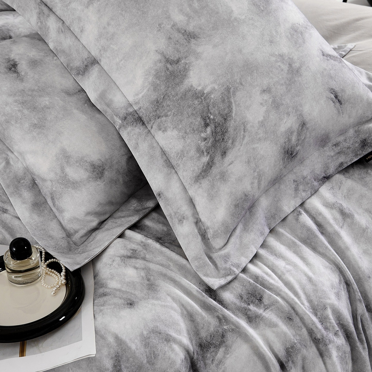 91家纺网 家纺一手货源 找家纺 芙绣家纺 2025新款纯棉全棉磨毛宽边压线复杂款四件套 古韵-灰