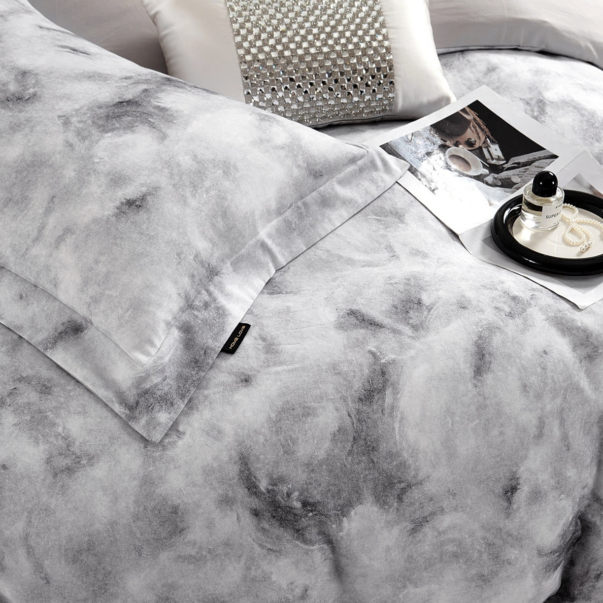 91家纺网 家纺一手货源 找家纺 芙绣家纺 2025新款纯棉全棉磨毛宽边压线复杂款四件套 古韵-灰