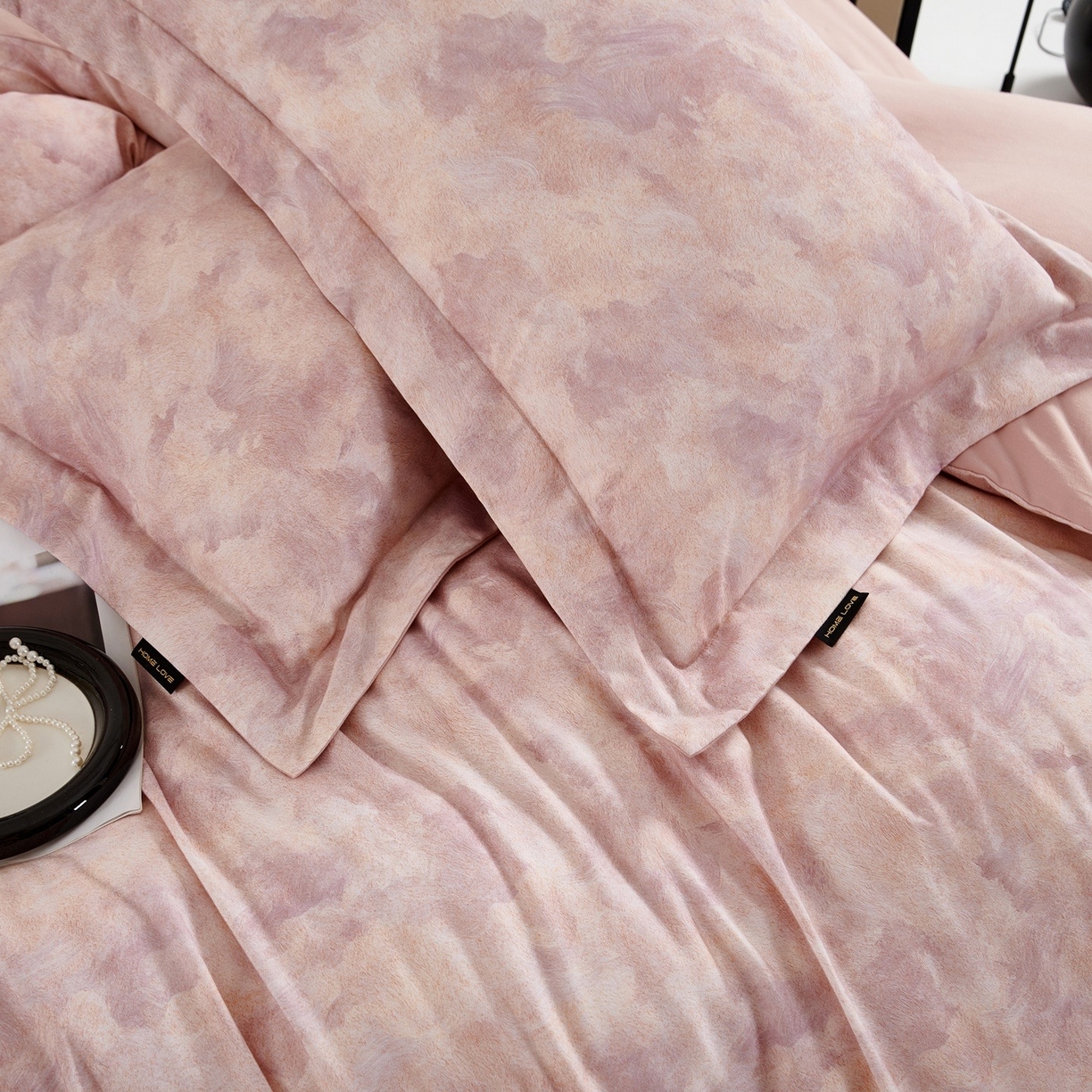 91家纺网 家纺一手货源 找家纺 芙绣家纺 2025新款纯棉全棉磨毛宽边压线复杂款四件套 倾香-粉