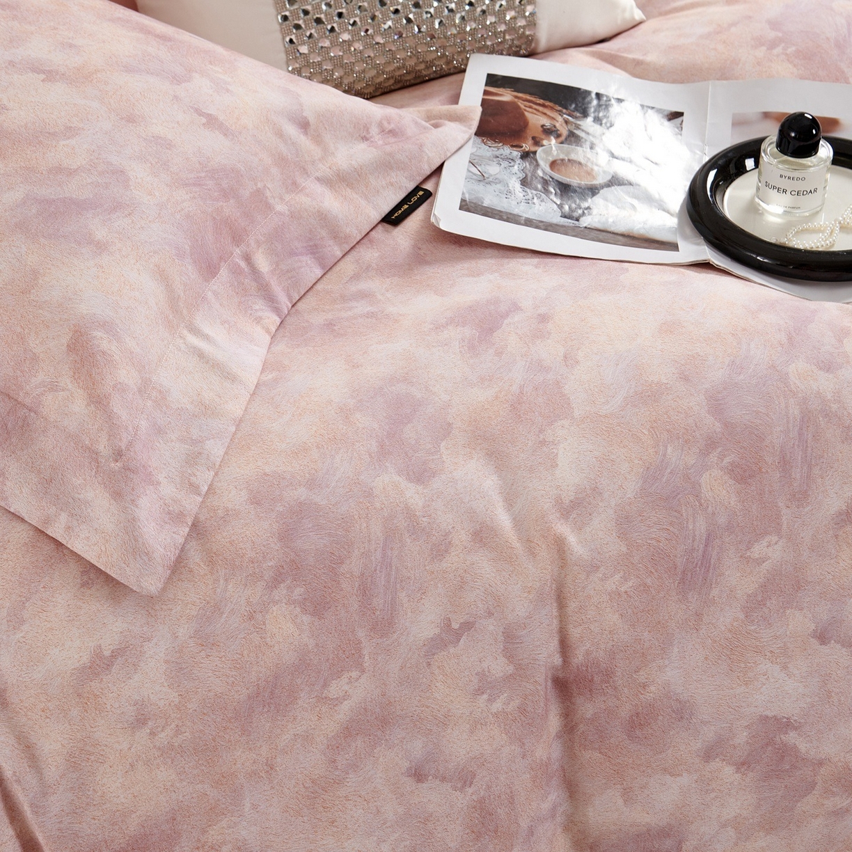 91家纺网 家纺一手货源 找家纺 芙绣家纺 2025新款纯棉全棉磨毛宽边压线复杂款四件套 倾香-粉