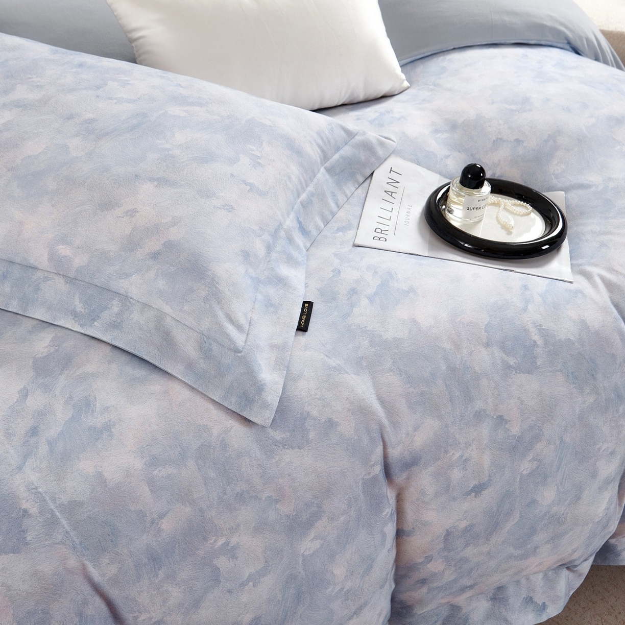 91家纺网 家纺一手货源 找家纺 芙绣家纺 2025新款纯棉全棉磨毛宽边压线复杂款四件套 倾香-蓝