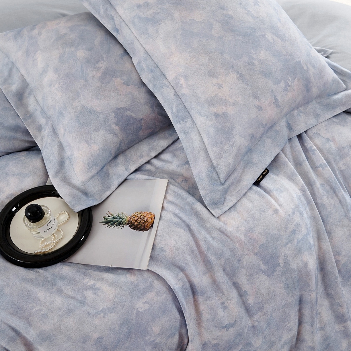 91家纺网 家纺一手货源 找家纺 芙绣家纺 2025新款纯棉全棉磨毛宽边压线复杂款四件套 倾香-蓝