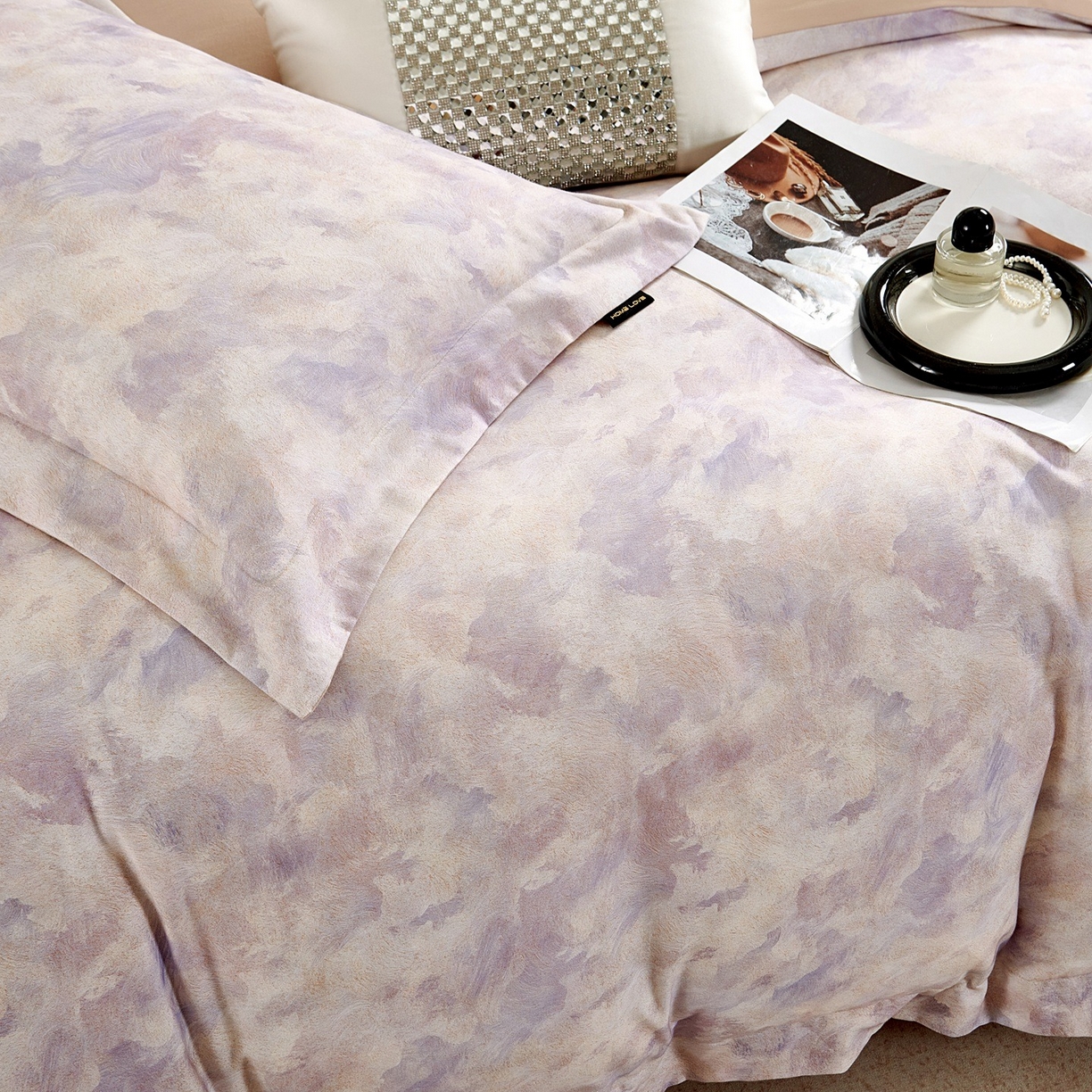 91家纺网 家纺一手货源 找家纺 芙绣家纺 2025新款纯棉全棉磨毛宽边压线复杂款四件套 倾香-紫